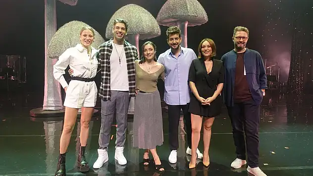 Merve Dizdar, Cannes dönüşü ayağının tozuyla sahneye çıktı