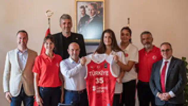 Milli takım oyuncularından Başkan Soyer'e kupa sözü