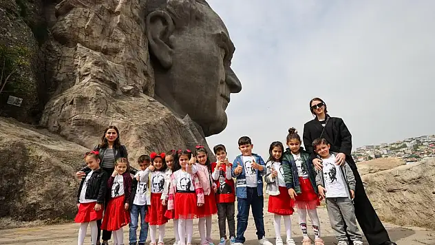 Minik ziyaretçiler Atatürk fotoğrafları sergisine hayran kaldı