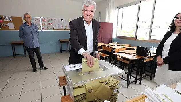 Narlıdere Belediye Başkanı Ali Engin, oyunu kullandı