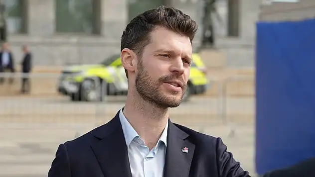 Norveçli siyasetçi gözlük çaldığı için istifa etti