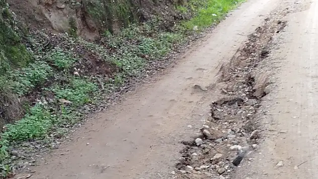 Ödemiş Ahrandı-Avulcuk Yolu Çamur ve Çukura Teslim: Ulaşım Felç!