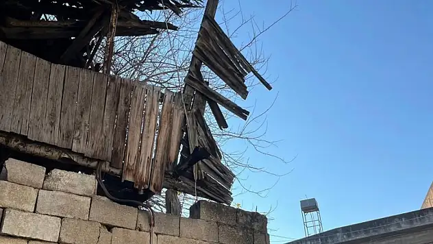 ÖDEMİŞ BADEMLİ MAHALLESİ'NDE METRUK YAPININ ÇATISI ENDİŞE YARATIYOR