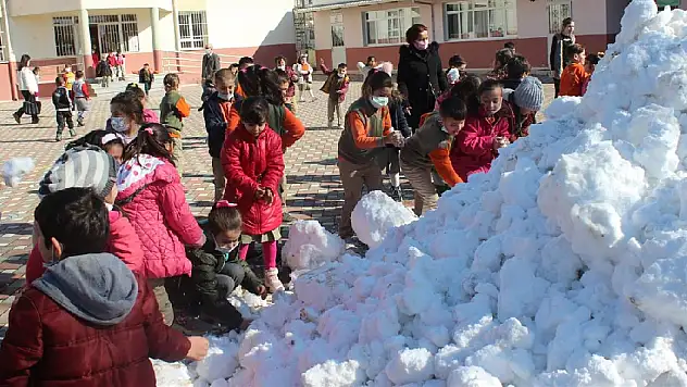 Ödemiş Belediyesi'nden çocuklara kar sürprizi
