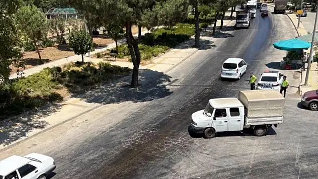 Ödemiş Hürriyet Mahallesi'nde Yola Dökülen Yağ Tehlike Saçıyor