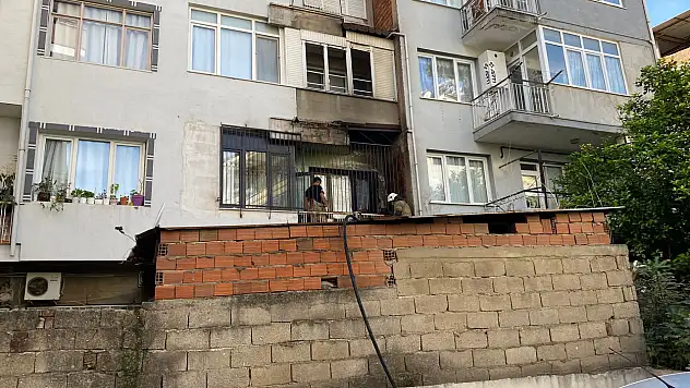 ÖDEMİŞ'TE APARTMAN BALKONUNDA KORKUTAN YANGIN