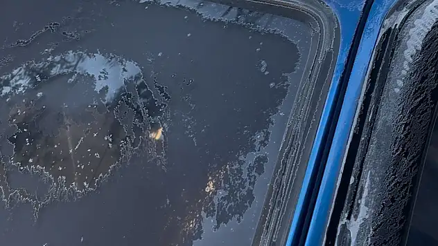 ÖDEMİŞ'TE ARAÇLAR DONDU