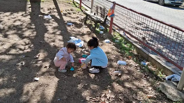 Ödemiş'te Çocuklar Parklarda Çöplerin İçinde Oynuyor