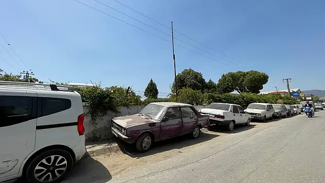 Ödemiş'te Hurda Araçlar Kaldırıldı, Kısa Süre Sonra Yeniden Aynı Yere Bırakıldı