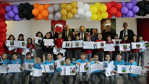 ÖDEMİŞ'TE KARNE HEYECANI YAŞANDI