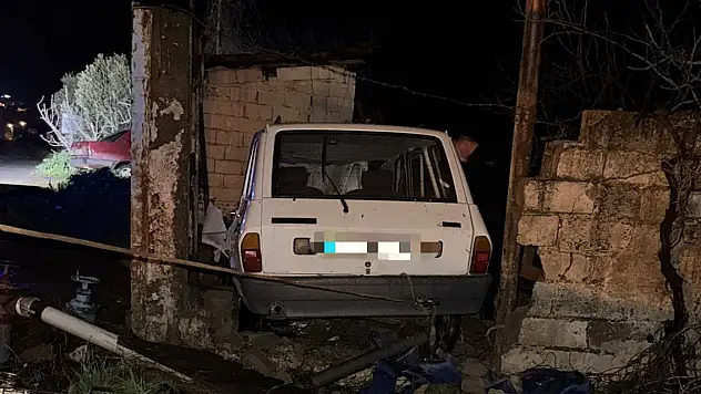 Ödemiş'te otomobil bahçe duvarına çarptı: 1 ölü, 1 yaralı