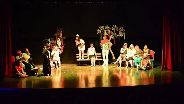 Ödemiş'te Tiyatroya Büyük İlgi: 'Aslında Hepimiz Deliyiz' Ayakta Alkışlandı