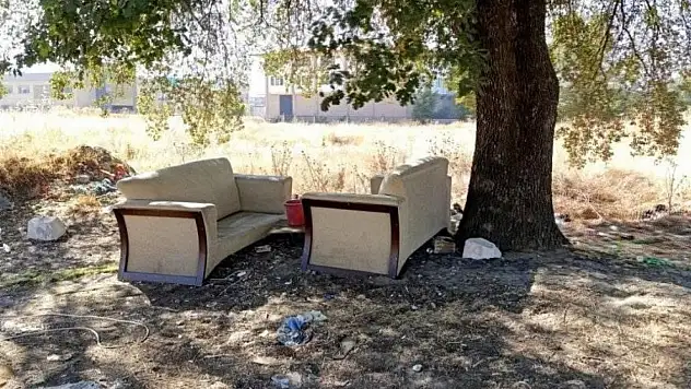 Ödemiş'te Zafer Mahallesi'nde Çöp ve Düzensizlik Vatandaşı Rahatsız Ediyor