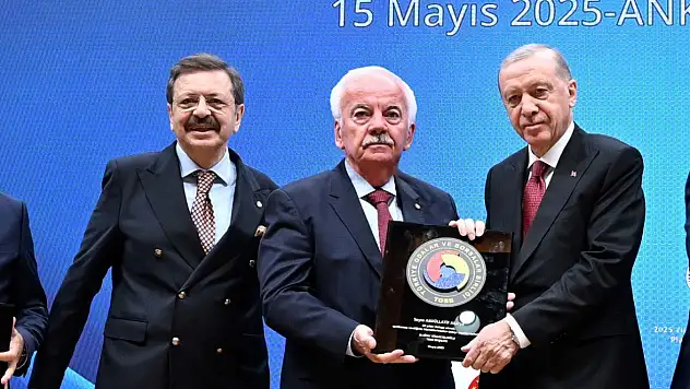 Ödemiş Ticaret Borsası Başkanı A. Latif Aka'ya Hizmet Şeref Belgesi Takdim Edildi