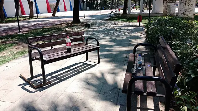 Ödemiş Ulus Parkı'nda Vandalizm: banklar yerinden söküldü, vatandaşlar tepkili