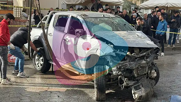 ÖDEMİŞ ZAFER MAHALLESİ'NDE DEHŞET ANLARI: PİKAP EVE GİRDİ, 1'İ AĞIR 6 YARALI