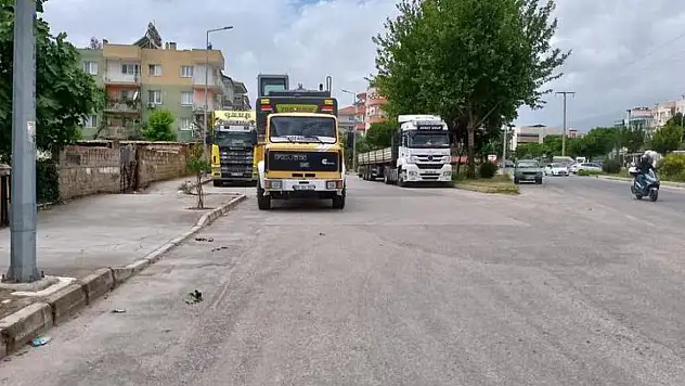 Ödemiş Zafer Mahallesi'nde Sokak Kamyon Garajı Olarak Kullanılıyor