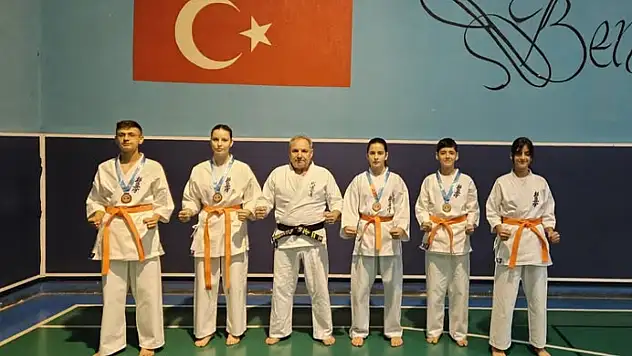 ÖDEMİŞLİ KARATECİLER TÜRKİYE ŞAMPİYONASINDAN MADALYALARLA DÖNDÜ