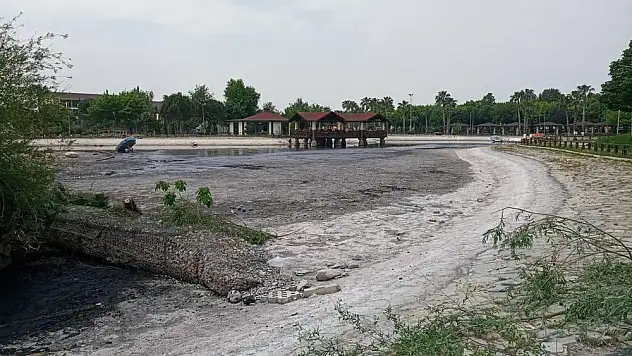 Ödemiş’te Kültürpark Gölet’i temizleniyor