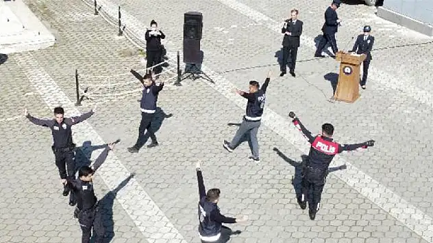 Ödemiş’te Türk Polis Teşkilatının kuruluş yıl dönümü dolayısıyla polisler zeybek oynadı