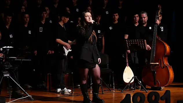 Öğrencilerin performansı ayakta alkışlandı