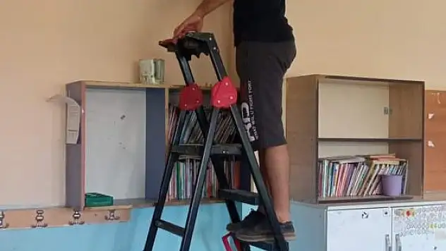 Öğretmenler okulun boya badanasını yaptı