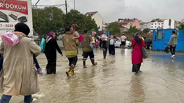 Okulda mahsur kalan minikleri itfaiye kurtardı, o anlar kamerada
