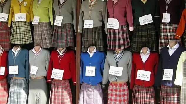 Okullarda Kıyafet Zorunluluğu Değişiyor: Velilere Mağaza Yönlendirmesi Tarih Oluyor