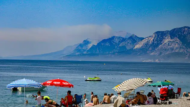 Orman yangını Konyaaltı'ndan görülüyor