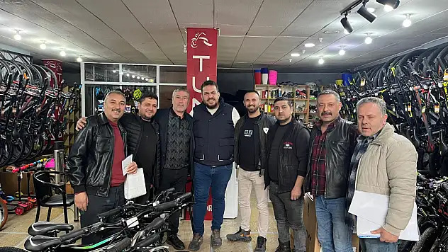 PAZAR GÜNÜ DE SAHADA: HAKAN GÜÇLÜ DURMADAN DİNLİYOR