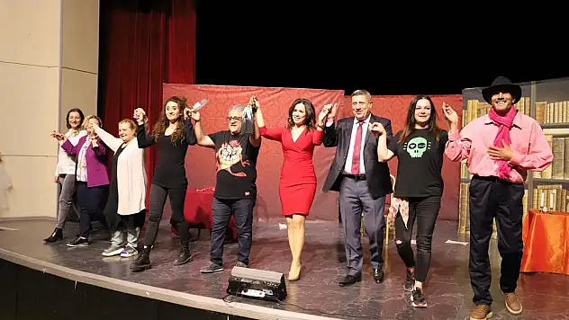 'Pembe aslında siyahtır' tiyatrosu Ödemiş'te sergilendi