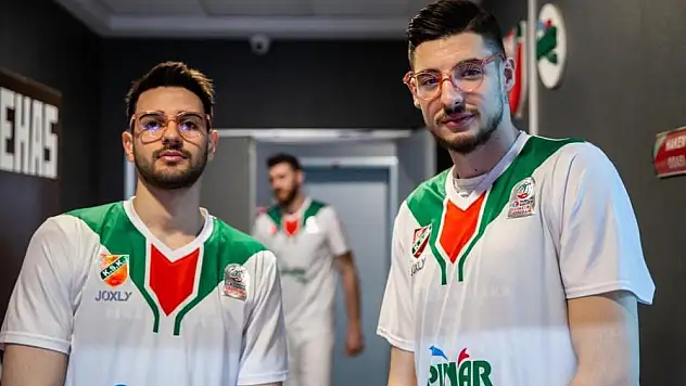 Pınar Karşıyaka’dan kansere pembe gözlük