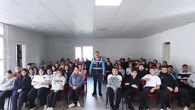 POLİS, ÖĞRENCİLERLE 'HUZURLU EĞİTİM' ÜZERİNE BULUŞTU