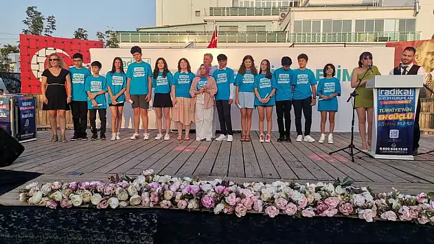 Radikal Eğitim Kurumlarında LGS'de derece yapan öğrencilere ödül