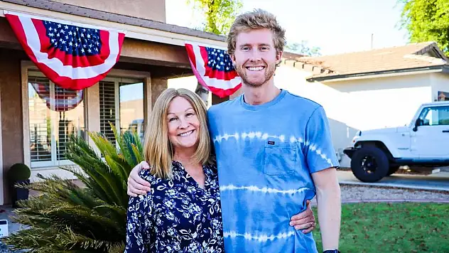 Saçları dökülen annesine kendi saçlarından peruk yaptırdı