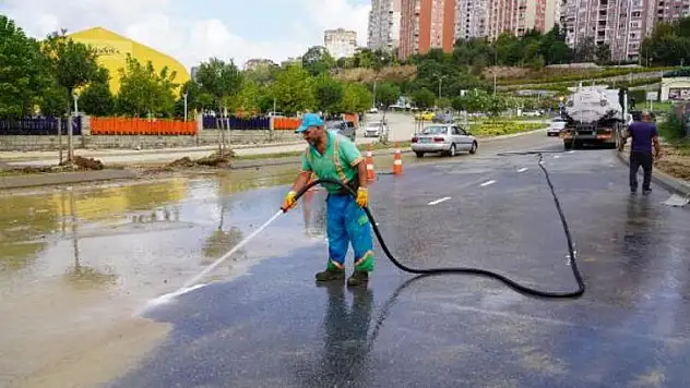 Sağanaktan etkilenen Başakşehir'de belediye ekiplerinin çalışmaları sürüyor