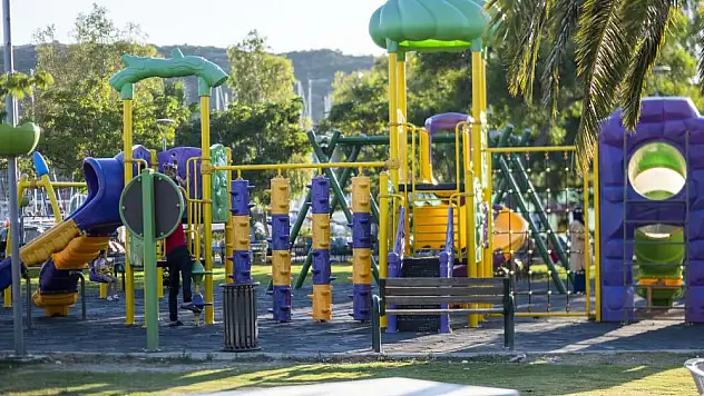 Sakin şehir Seferihisar'da  yeşil alanda yenileme çalışması yapıldı