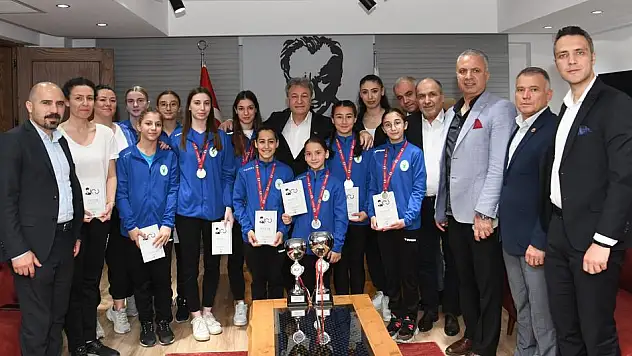 Şampiyon cimnastikçiler kupalarını Başkan İduğ'a hediye etti