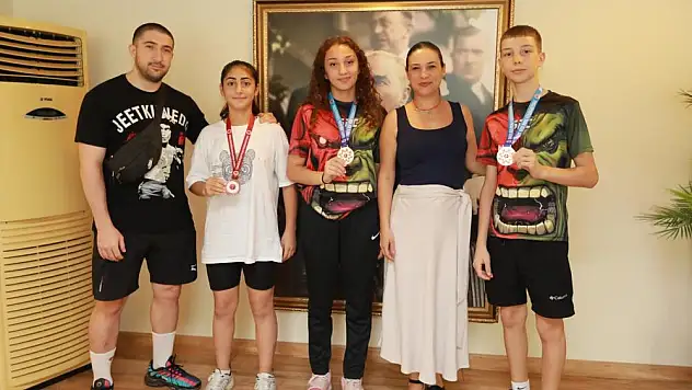 Şampiyon sporcular Başkan Ceritoğlu’nu ziyaret etti