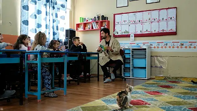 Sanatçı Yusuf Güney, İzmir’deki “Patili Okulu” ziyaret etti