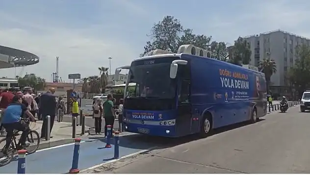 Savaş gemisini görmeye parti aracıyla geldiler