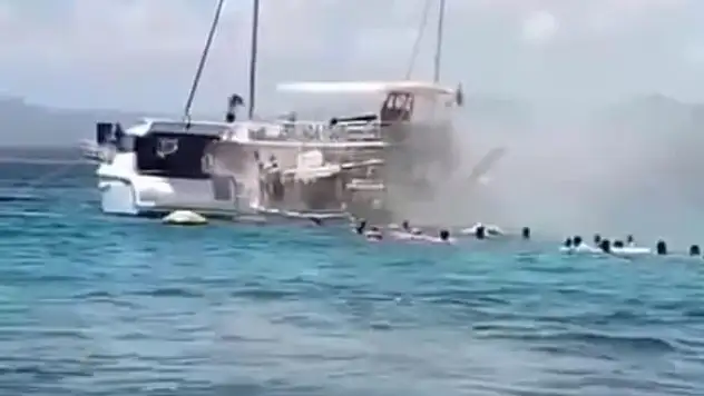 Seferihisar’da tur teknesinde yangın dehşeti