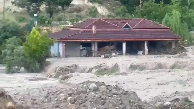 Sel restoranı yuttu