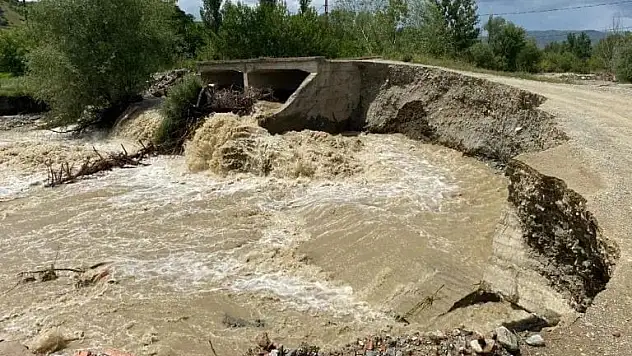 Selde köprü yıkıldı, yol çöktü