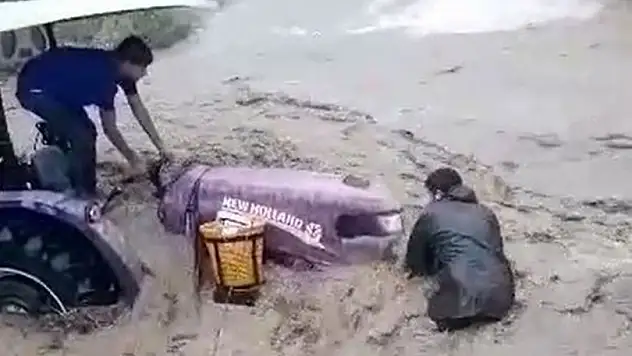 Sele kapılan traktörü kurtarmak isterken neredeyse canından oluyordu!