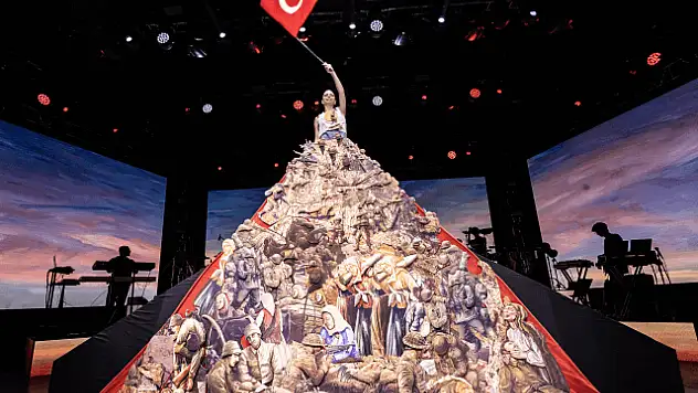 Simge 30 Ağustos konserinde 4,5 metrelik özel tasarım elbisesiyle sahne aldı