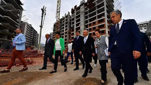 Soyer, kentsel dönüşüm projesi kapsamındaki Karşıyaka Örnekköy evlerini inceledi