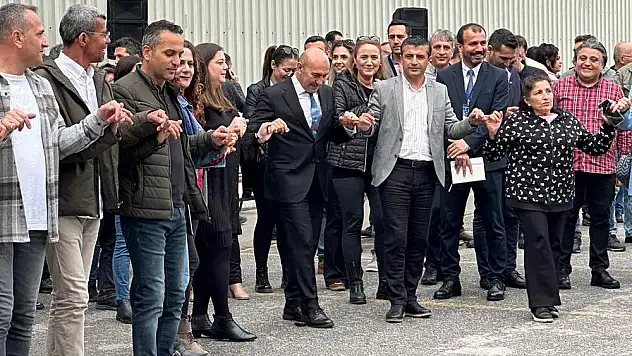 Soyer'den halaylı imza töreni