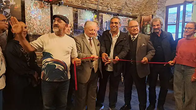 'Tarihe Işık Tutmak' Sergisi İzmir'de Açıldı: Kemeraltı Işığın ve Sanatın Buluşma Noktası Oldu