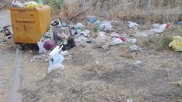Tarihi Mahallede Yakışmayan Görüntüler: İlkkurşun'da Çöp Sorunu Tepki Çekiyor